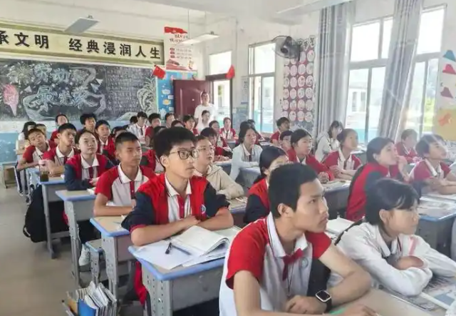 学子们用真挚与热心为的孩子们打开了一扇通往更广阔世界的窗